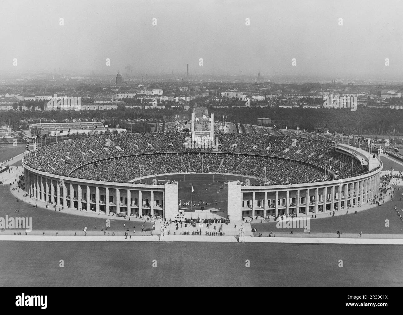 Olimpiadi di Berlino 1936. Le Olimpiadi estive del 1936 (in tedesco: Olimpiadi Sommerspiele 1936), ufficialmente note come i Giochi dell'XI Olimpia (in tedesco: Spiele der XI. Olympiade), comunemente conosciuta come Berlino 1936, è stata una manifestazione internazionale multisport tenutasi dal 1 al 16 agosto 1936 a Berlino, in Germania. Olympiastadion a Berlino uno stadio costruito per le olimpiadi estive del 1936 con spazio per 100 000 persone. Foto Stock