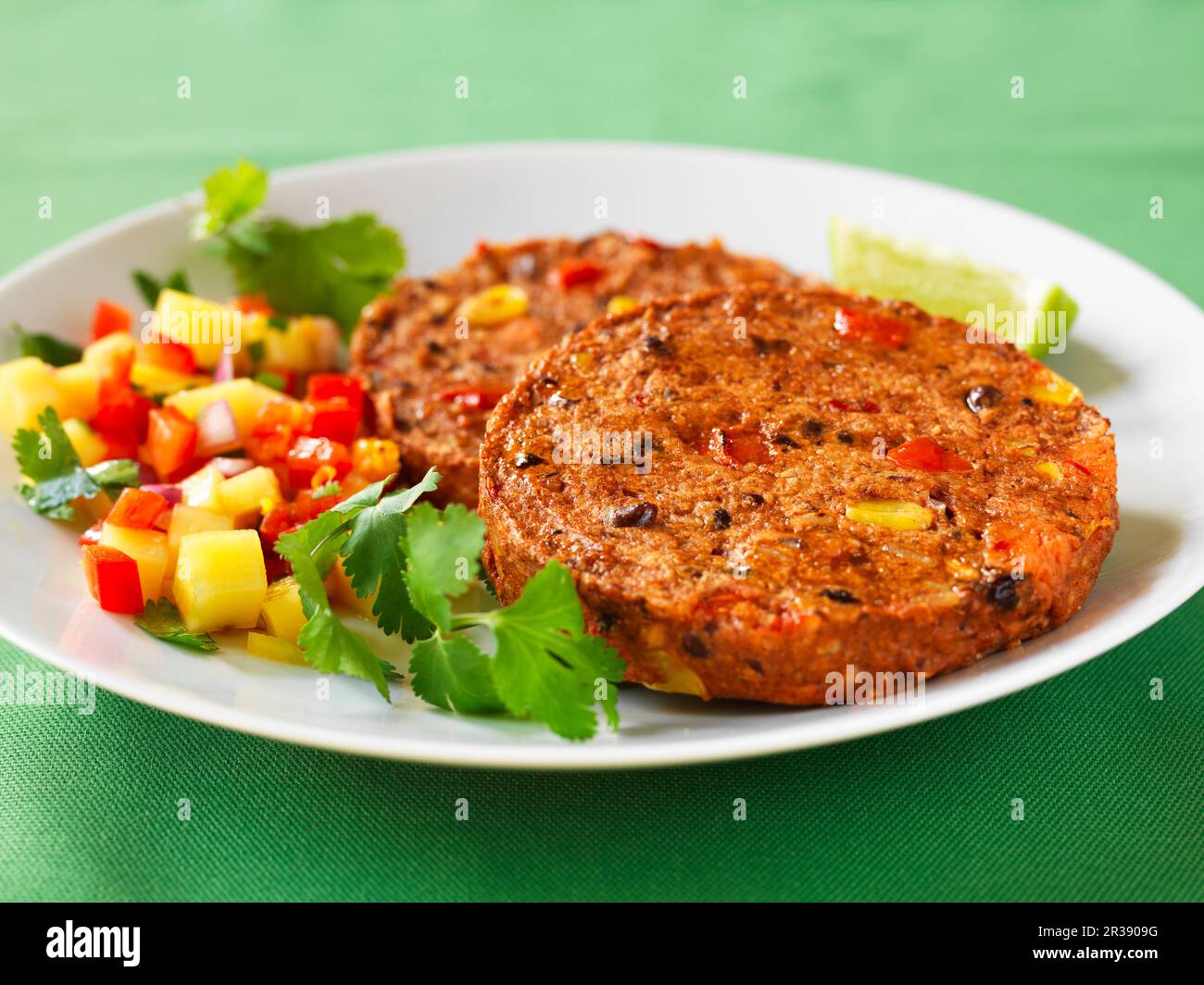 Frittelle dolci di patate con fagioli neri e salsa Foto Stock