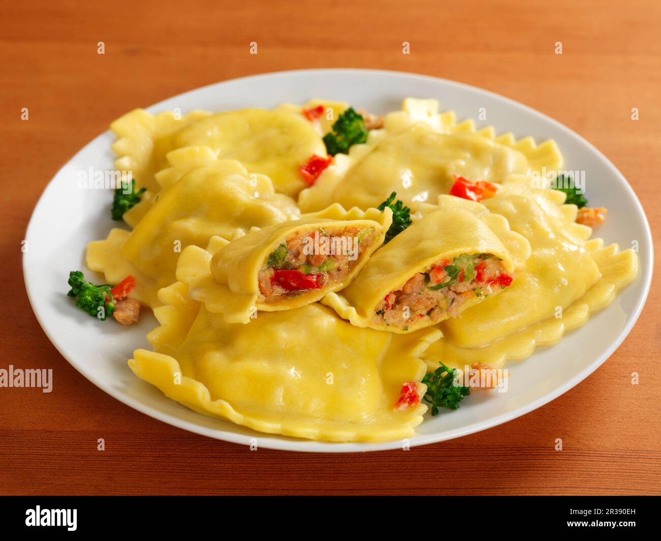 Salsiccia e broccolini Ravioli Foto Stock