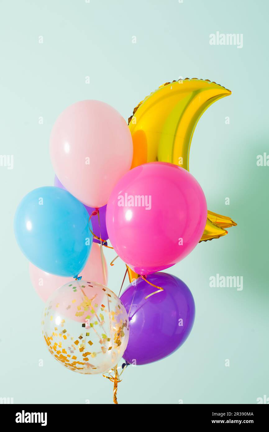 Primo piano del mazzo di palloncini colorati per il compleanno Foto Stock