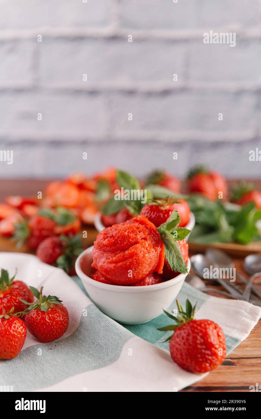 Sorbetto di fragole con la menta Foto Stock
