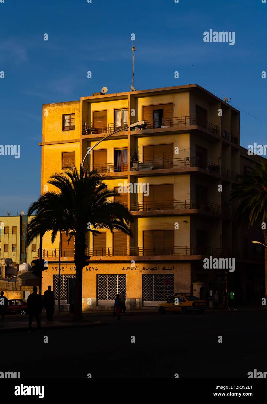 Antico edificio coloniale italiano al tramonto, Regione Centrale, Asmara, Eritrea Foto Stock
