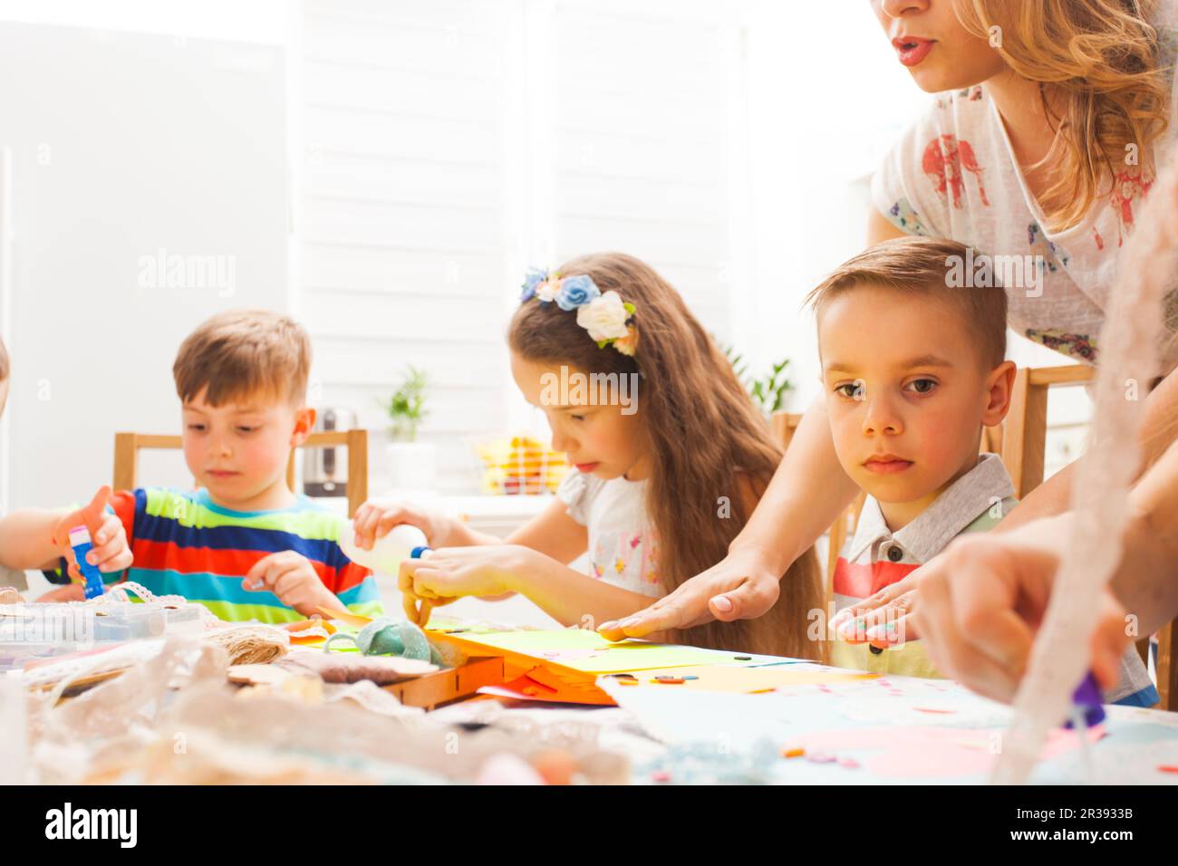L'insegnante spiega come fare cartoline nella sua masterclass Foto Stock