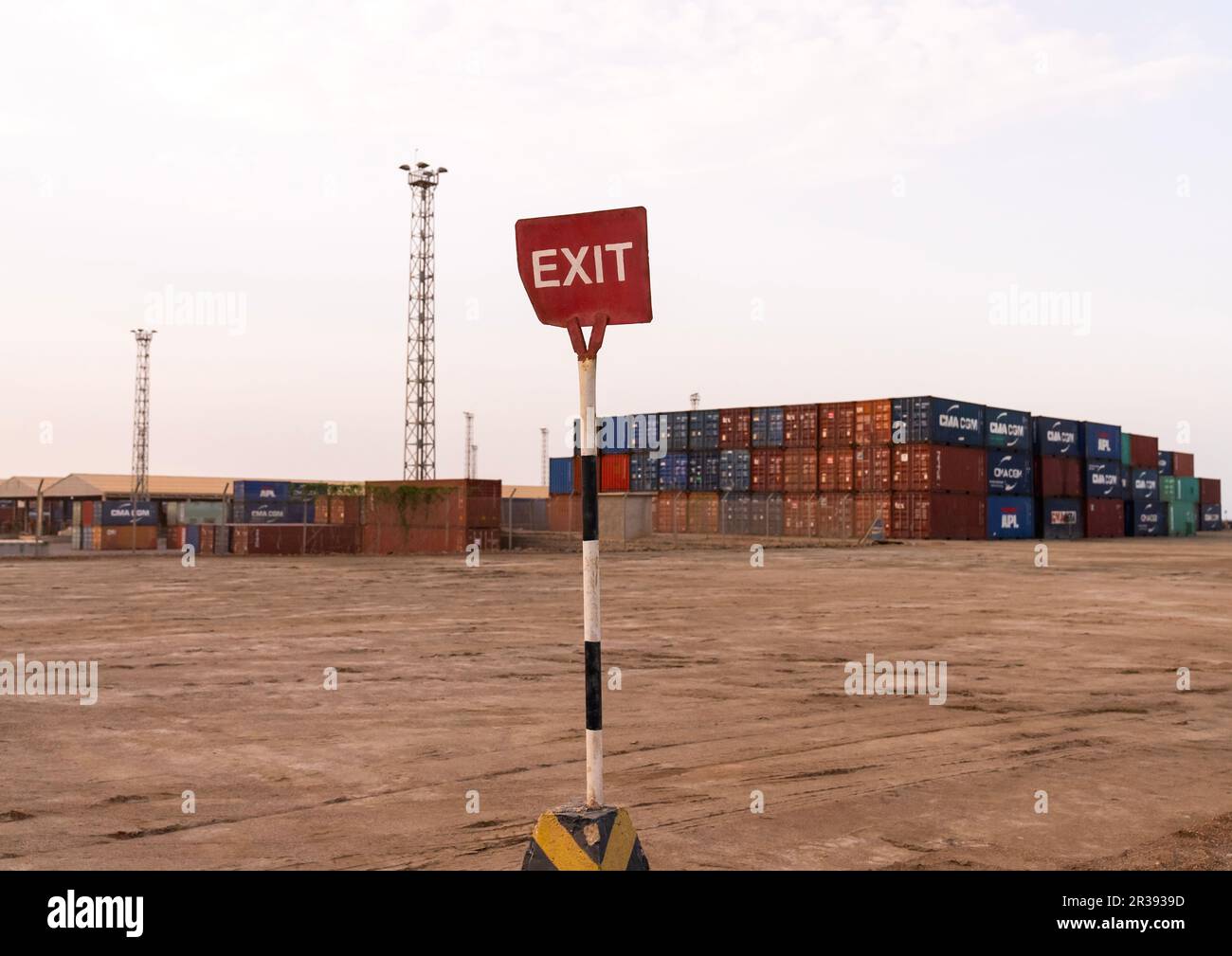 La maggior parte dei container nel porto, nel Mar Rosso Settentrionale, a Massawa, in Eritrea Foto Stock