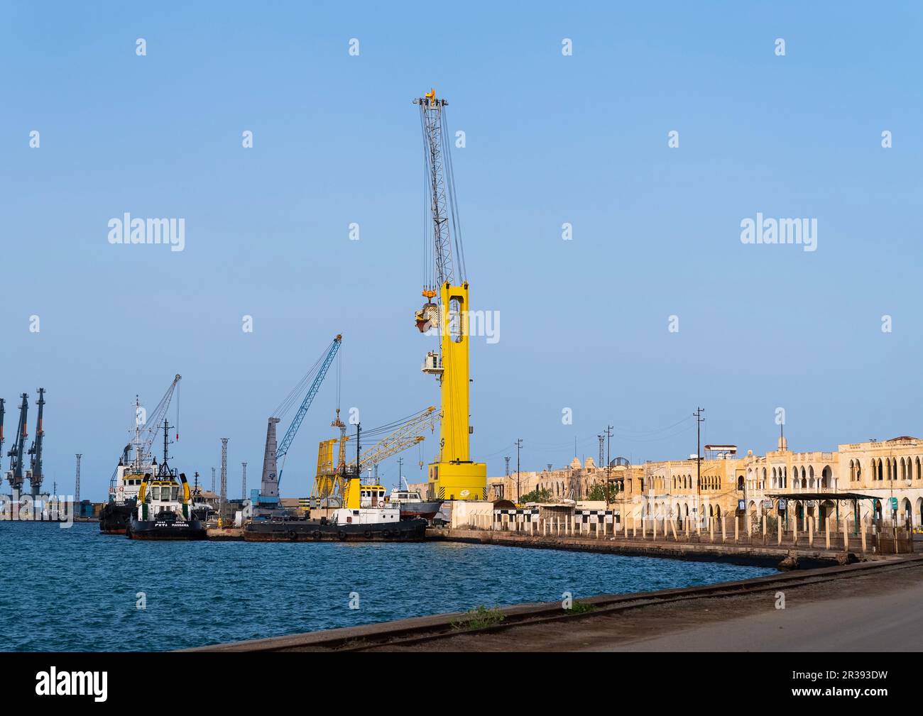 Gru nel porto, Mar Rosso Settentrionale, Massawa, Eritrea Foto Stock