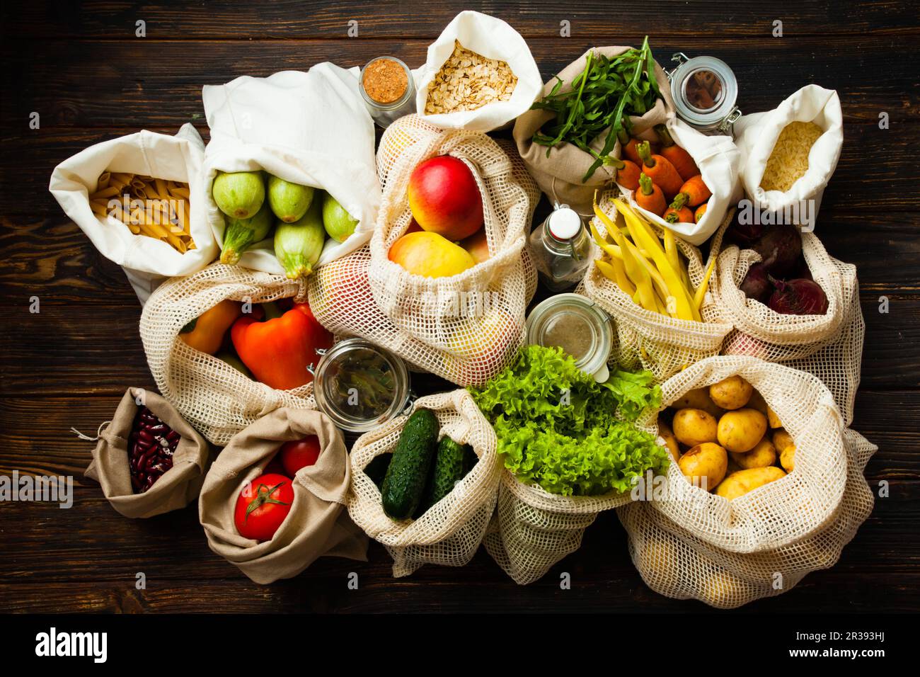 Zero sprechi shopping e concetto di consumo consapevole, shopping di cibo. Foto Stock