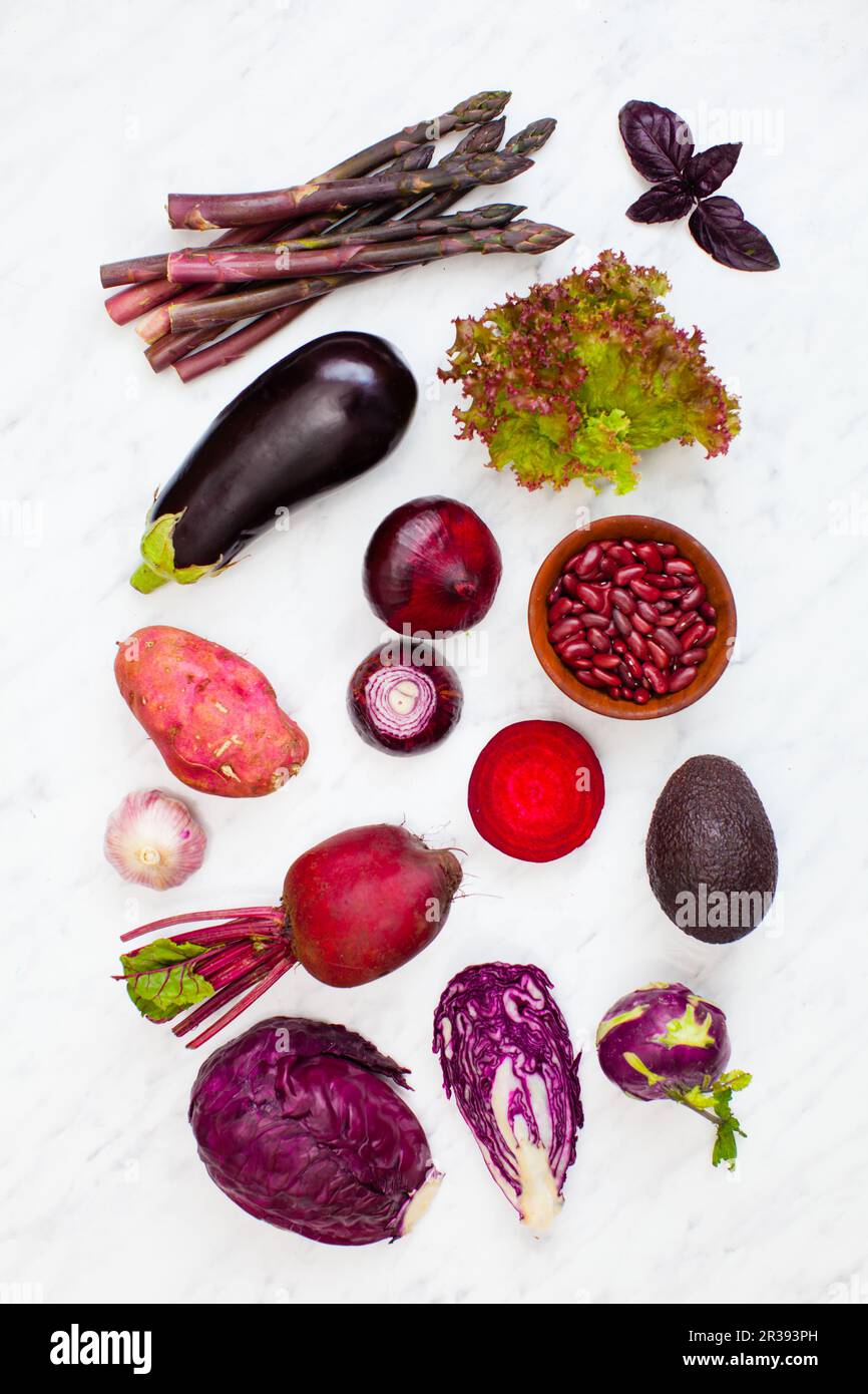 Concetto di cucina di verdure colorate. Varietà di cibi freschi e sani. Foto Stock