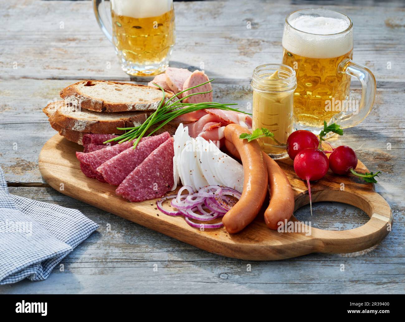 Uno snack board con salsicce, senape e pane servito con pane Foto Stock