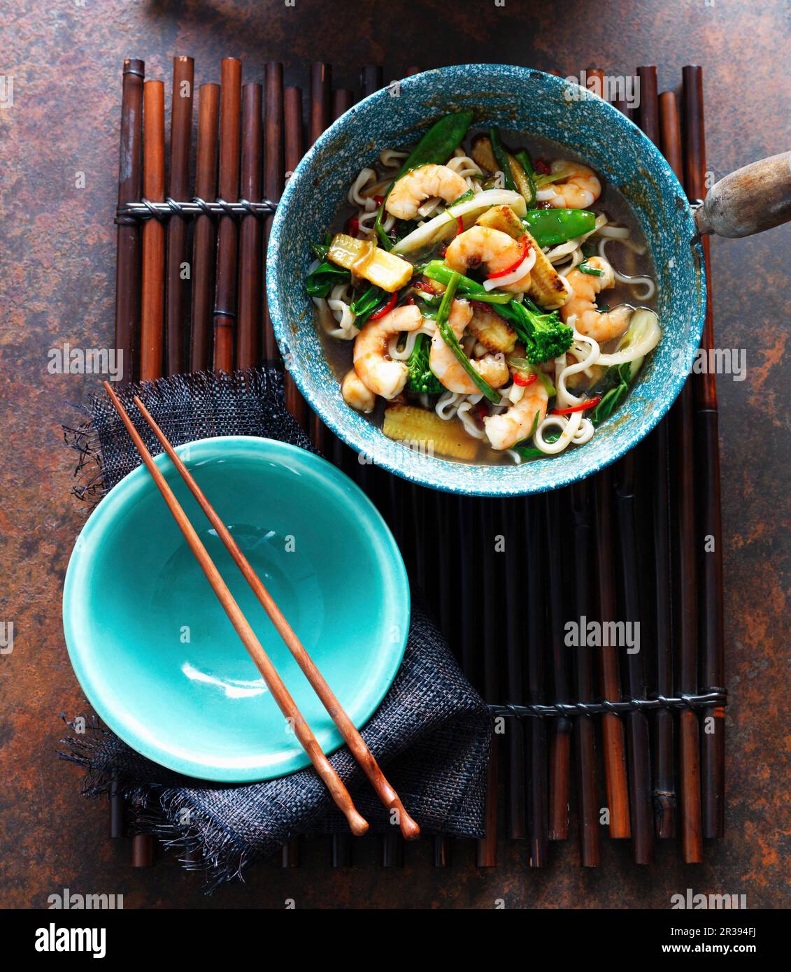 Zuppa di noodle con ostriche, zenzero, cipolline, broccoli, granoturco e peperoncino (Asia) Foto Stock