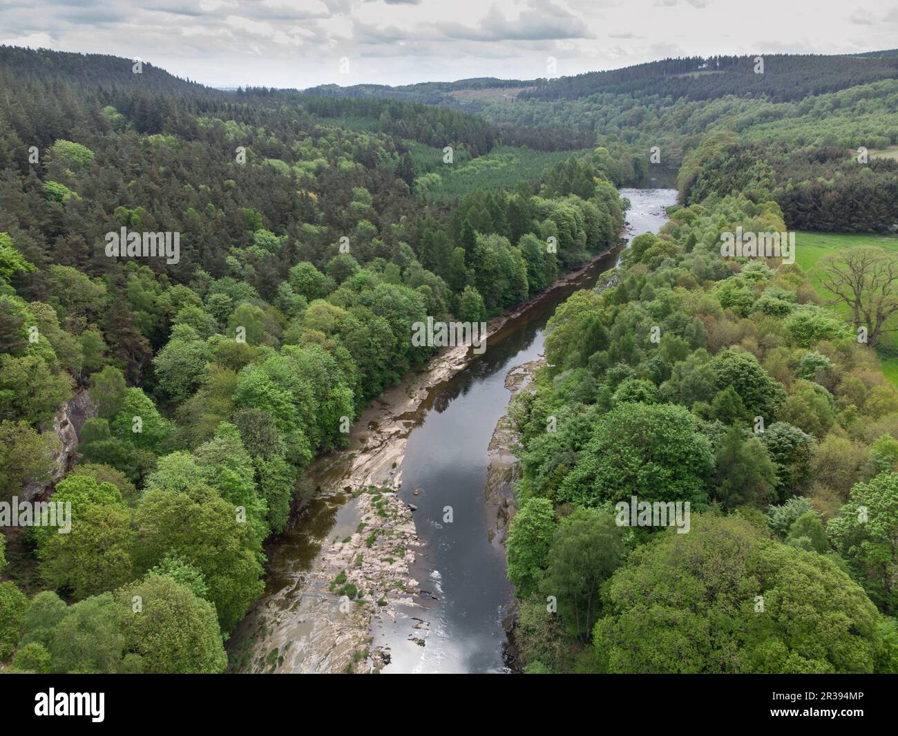 Acqua bassa nel fiume Eden a Armathwaite, Cumbria Foto Stock