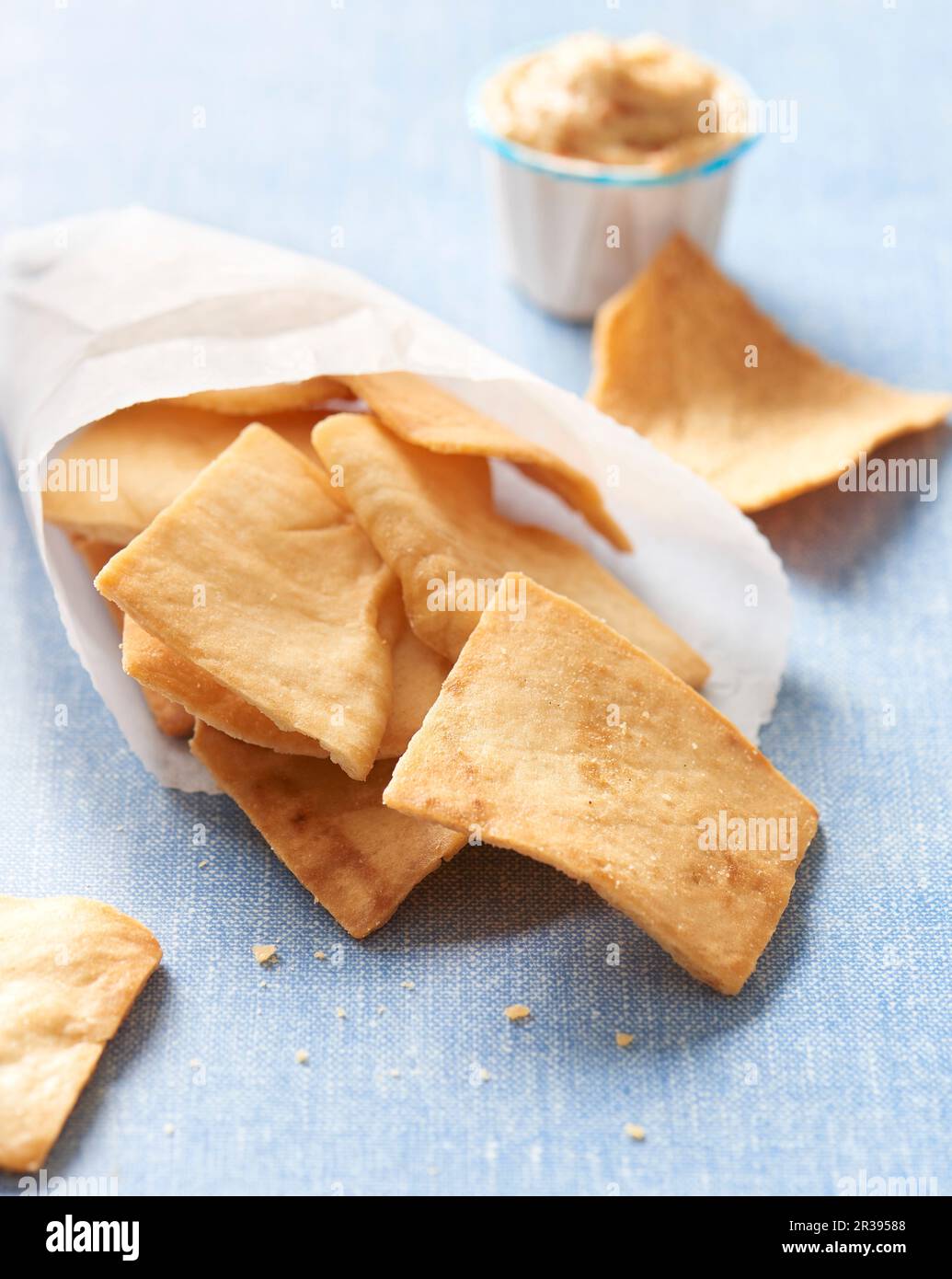 Patatine Pita con hummus su superficie blu Foto Stock