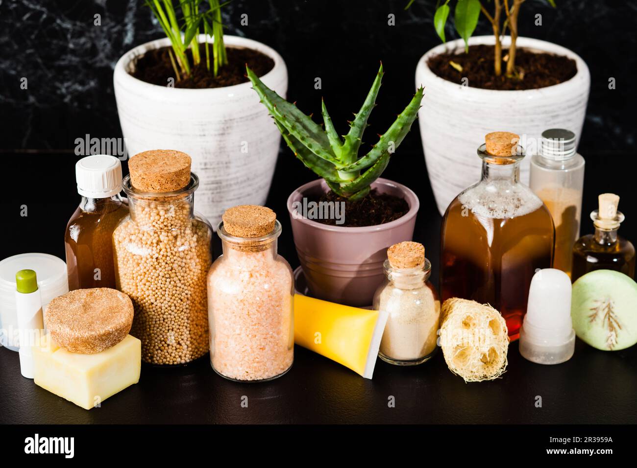 Chiudere le bottiglie d'annata con cosmetici biologici ayurvedici Foto Stock