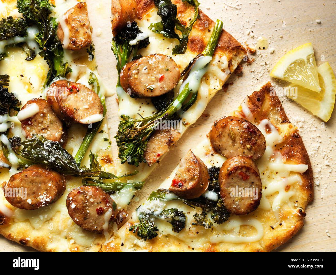 Pizza a base di pane piatto con salsiccia e broccolini Foto Stock