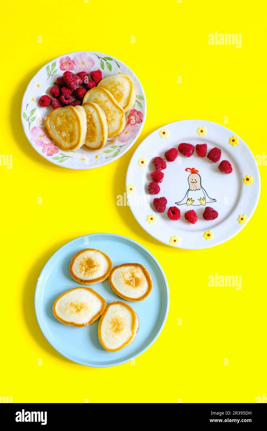 Frittelle con lamponi per la colazione con i bambini Foto Stock