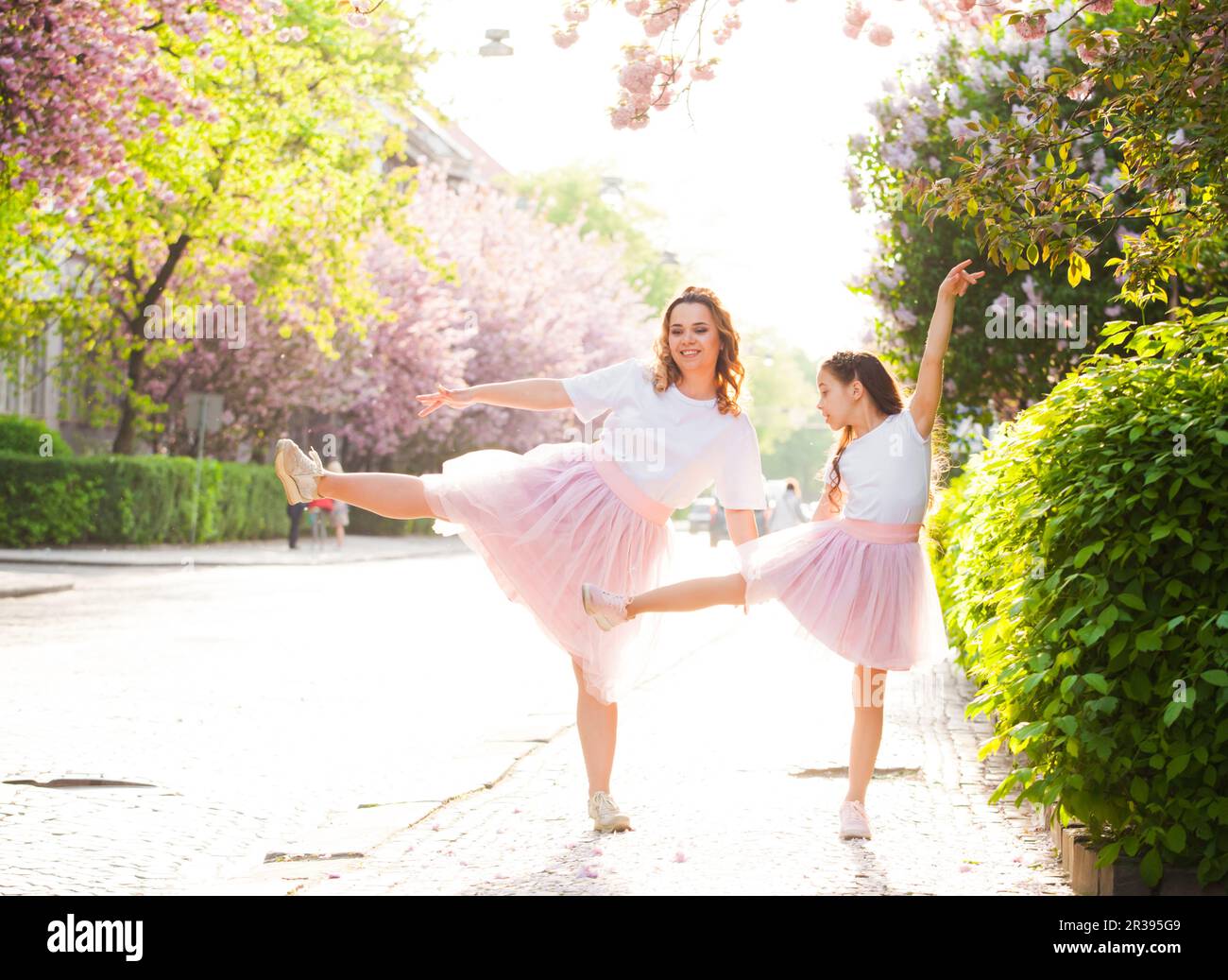 Bambino figlia mostrare a mamma come ballare, famiglia flashmob Foto Stock