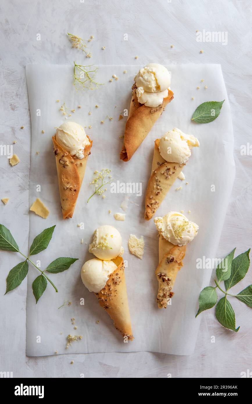 Gelato al limone e al fiore di sambuco in coni fatti in casa Foto Stock