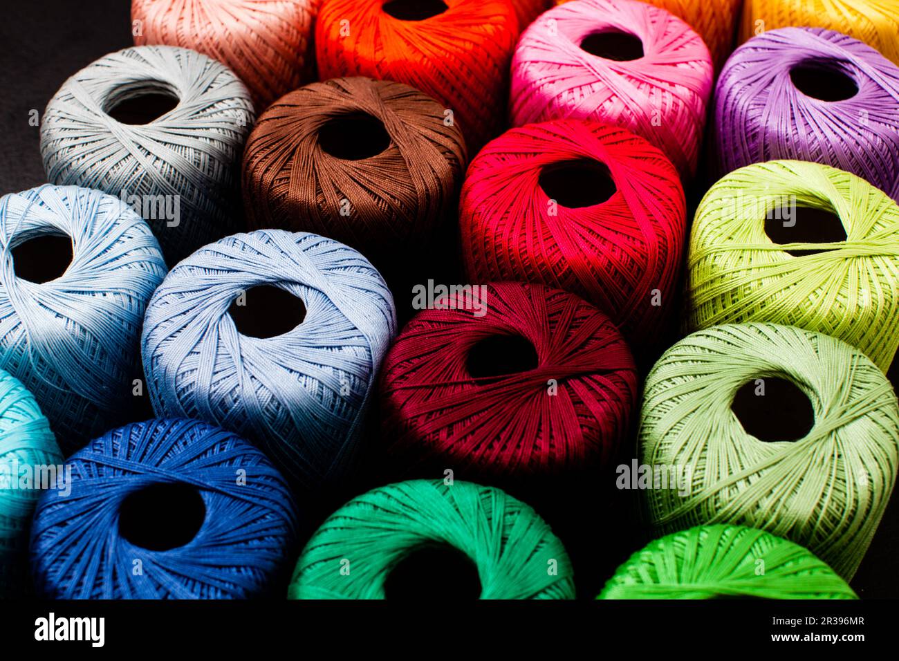Palle colorate di filato per la lavorazione a maglia Foto Stock