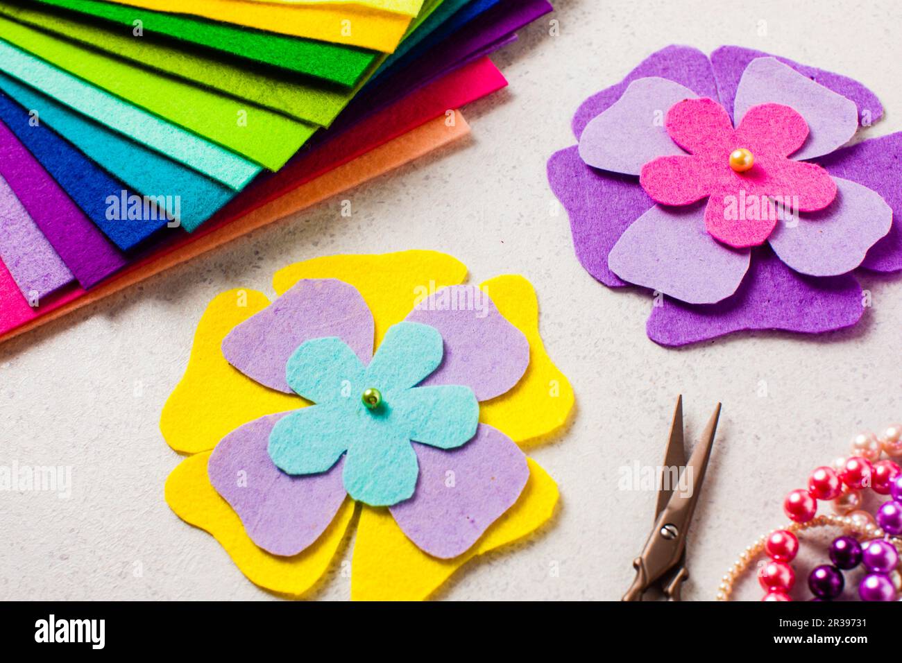 Fiori feltro primo piano - artigianato fai da te per bambini Foto Stock