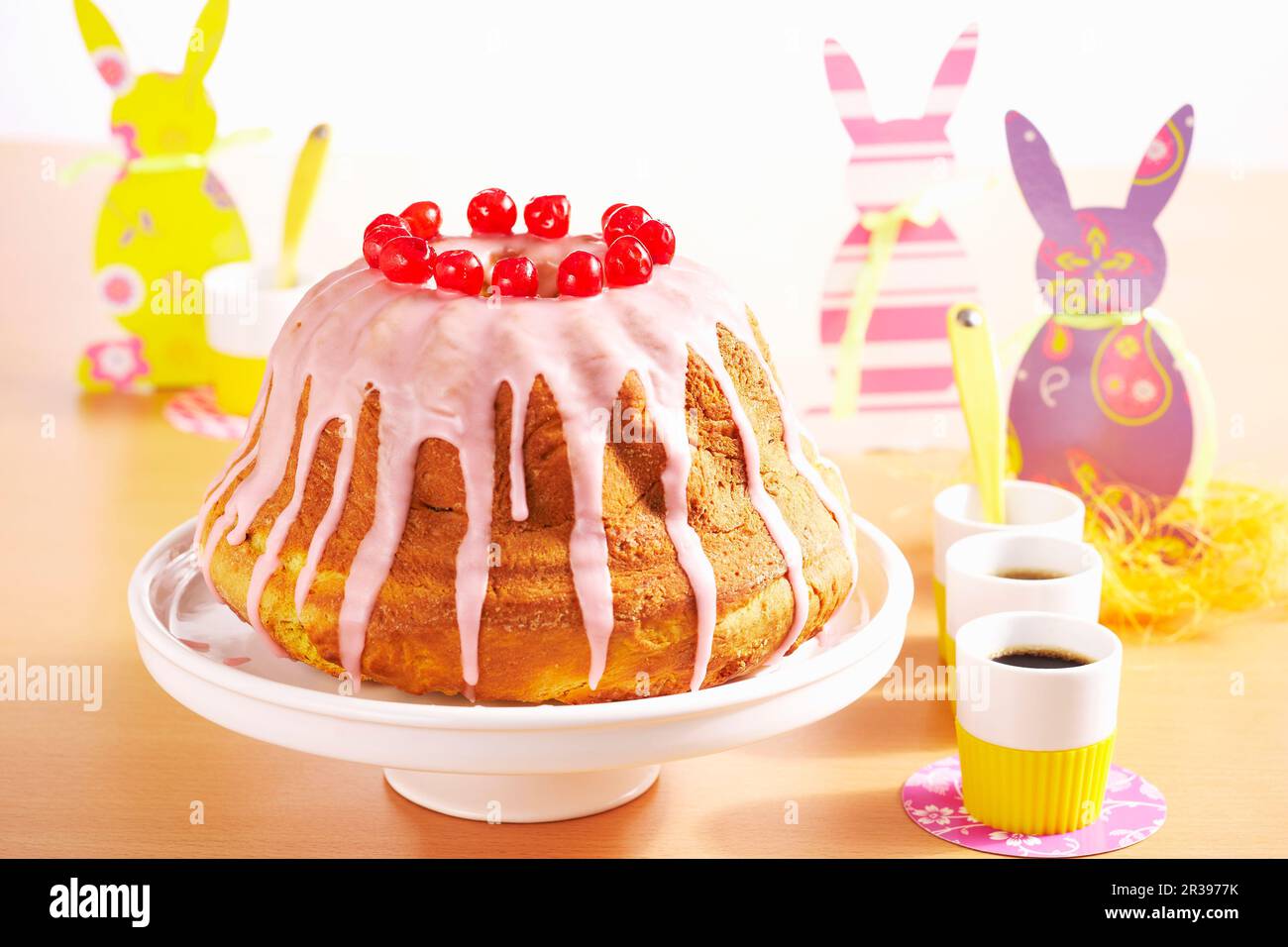 Dolce pasquale polacco con zafferano, uva sultanina, scorza d'arancia, scorza di limone e glassa Foto Stock