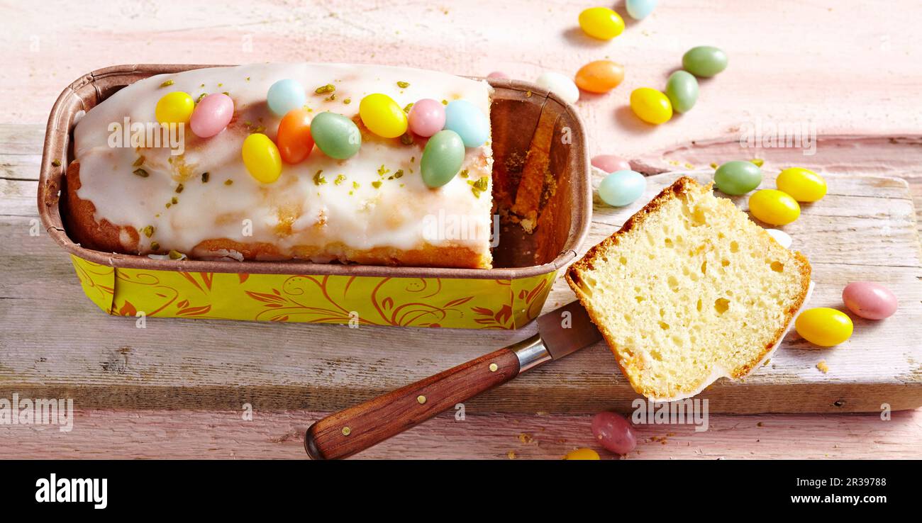 Una piccola torta di albicocche con uova di zucchero per Pasqua Foto Stock
