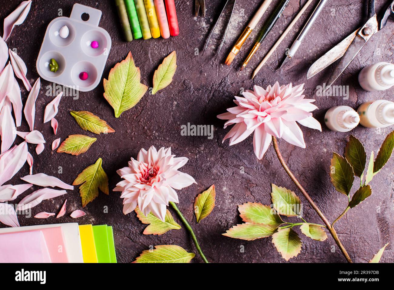 Fai il fai da te per realizzare fiori realistici da materiale espanso Foto Stock