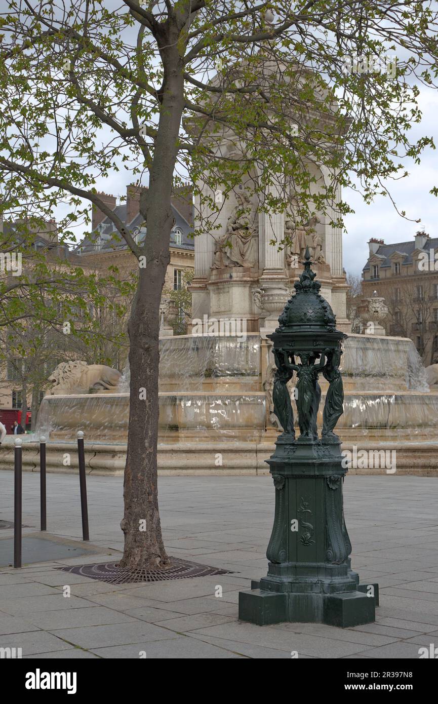 Wallace fontana sulla Place Saint-Sulpice, Parigi Francia Foto Stock