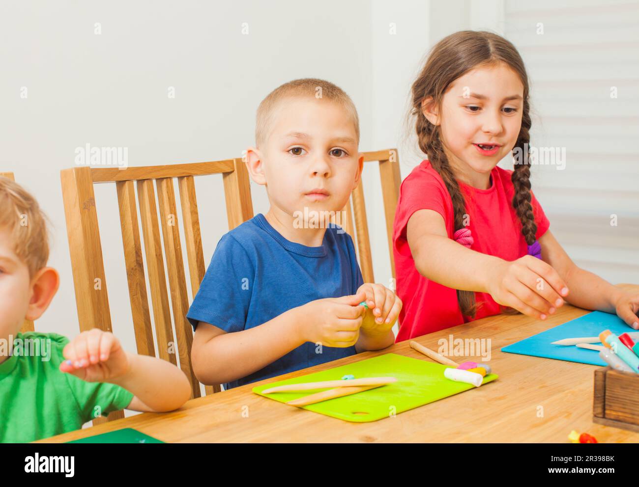 I bambini creativi si divertono insieme con l'argilla modellante colorata Foto Stock