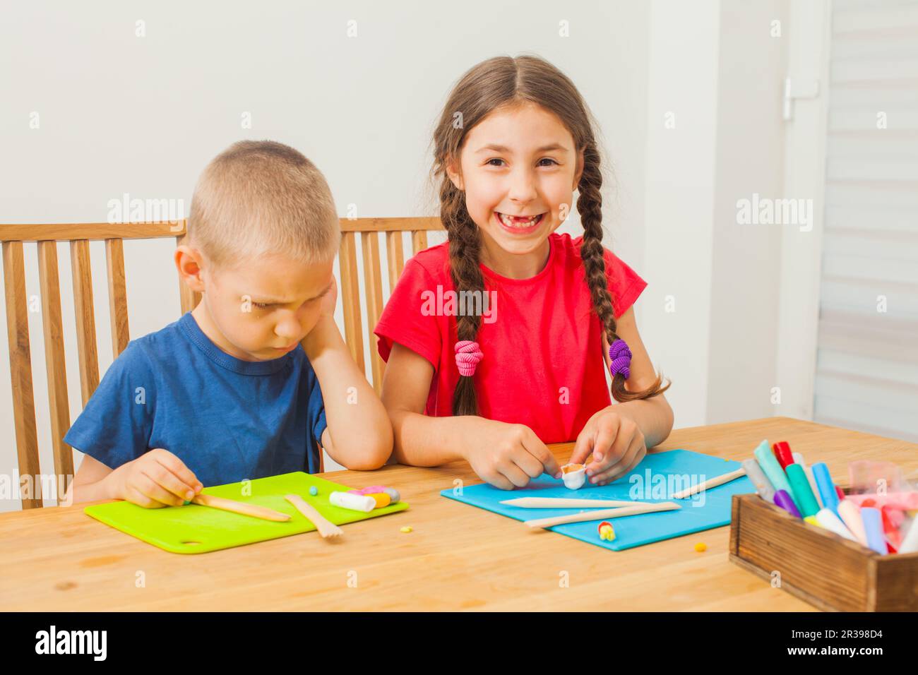 Fratello e Sorella di stampaggio in corrispondenza della tabella Foto Stock