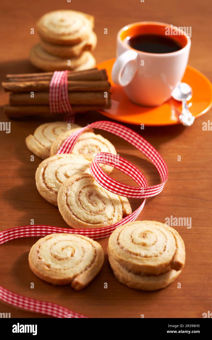Rotoli di cannella di Natale Foto Stock