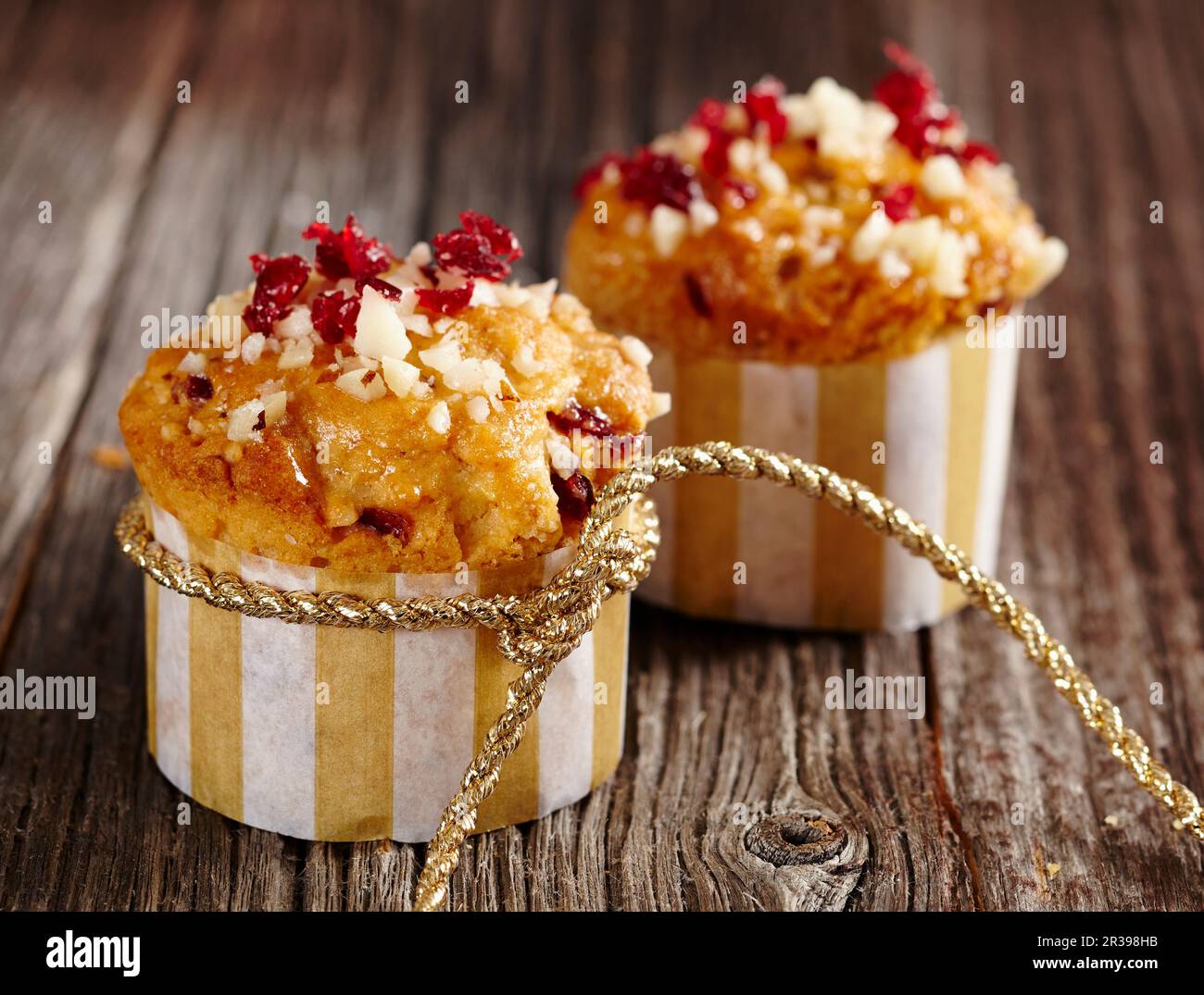 Muffin alle noci pecan e ai mirtilli rossi in scatole di carta Foto Stock