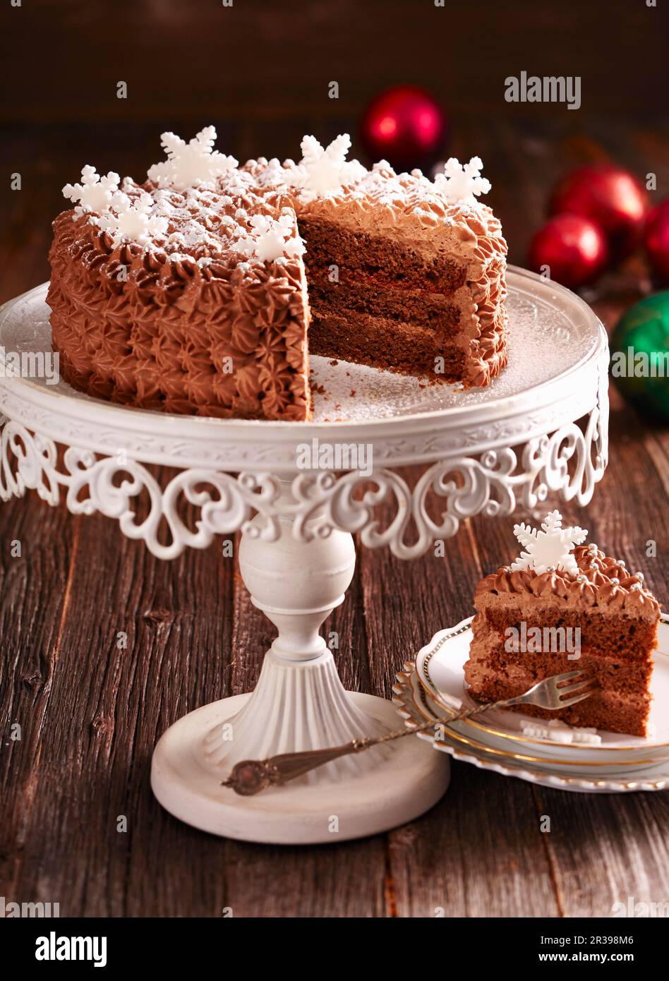 Una festosa torta al tartufo al rum con crema al cioccolato e frappè di neve appassionanti Foto Stock