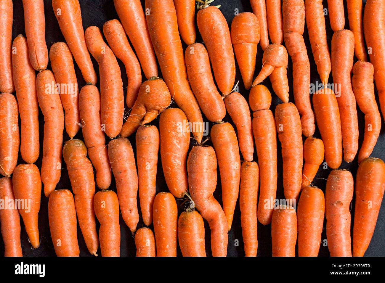 Carote su una superficie nera Foto Stock