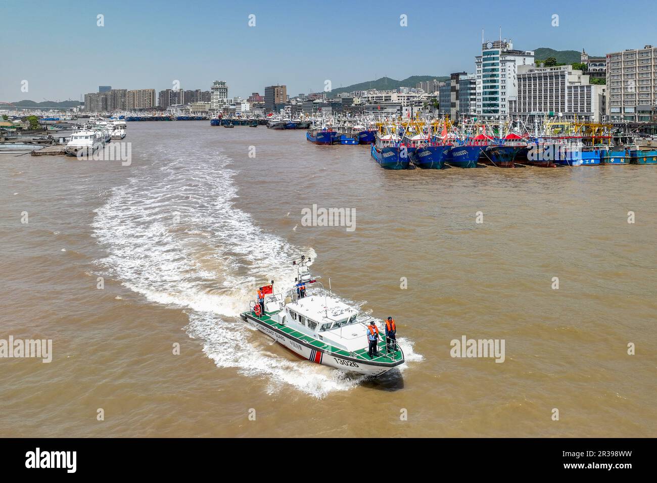 ZHOUSHAN, CINA - 23 MAGGIO 2023 - gli agenti di polizia di polizia pattugliano i porti di pesca e le acque nella loro giurisdizione da motoscafo il 23 maggio 2023, i Foto Stock