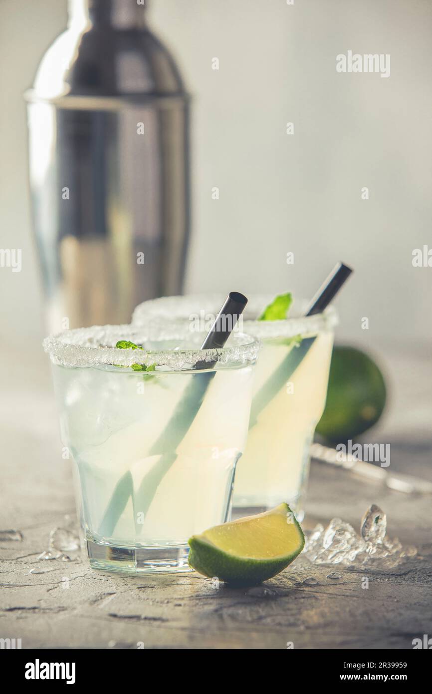 Estivo rinfrescante cocktail alcolico margarita con ghiaccio tritato e agrumi Foto Stock