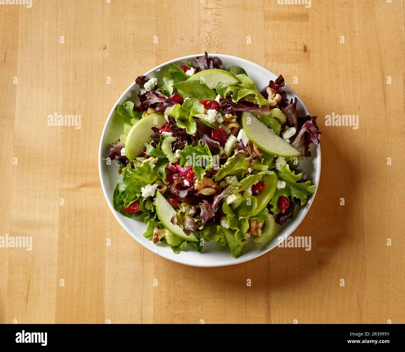 Waldorf Salad sul Butcher Block Table girato dall'alto Foto Stock