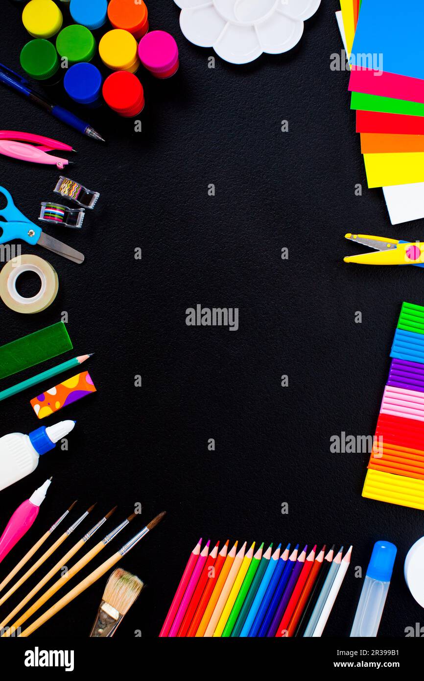 Colorato di forniture scolastiche come un bordo sulla lavagna Foto Stock