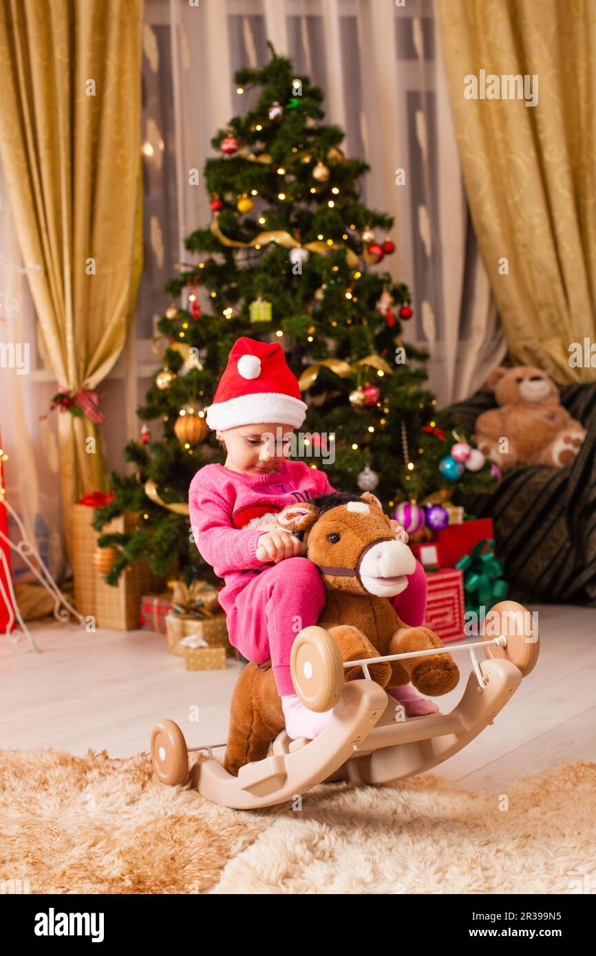 Bambino felice avendo divertimento a casa in tempo di Natale Foto Stock