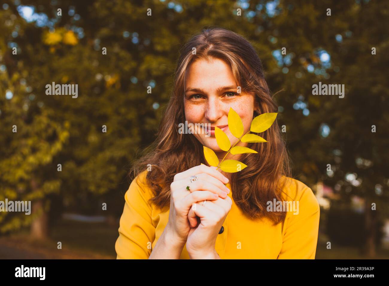 Ritratto di Allegro giovane donna con foglie di autunno Foto Stock
