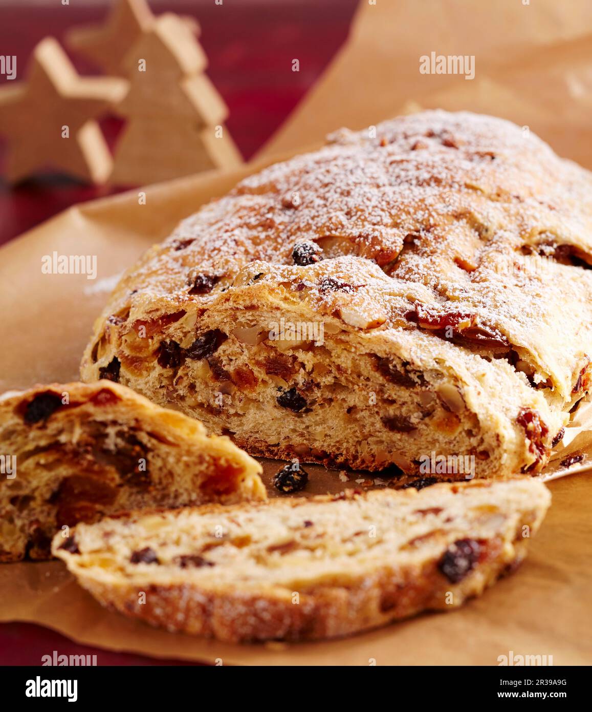 Frutta dolce e pane alle noci con frutta secca su carta da forno Foto Stock
