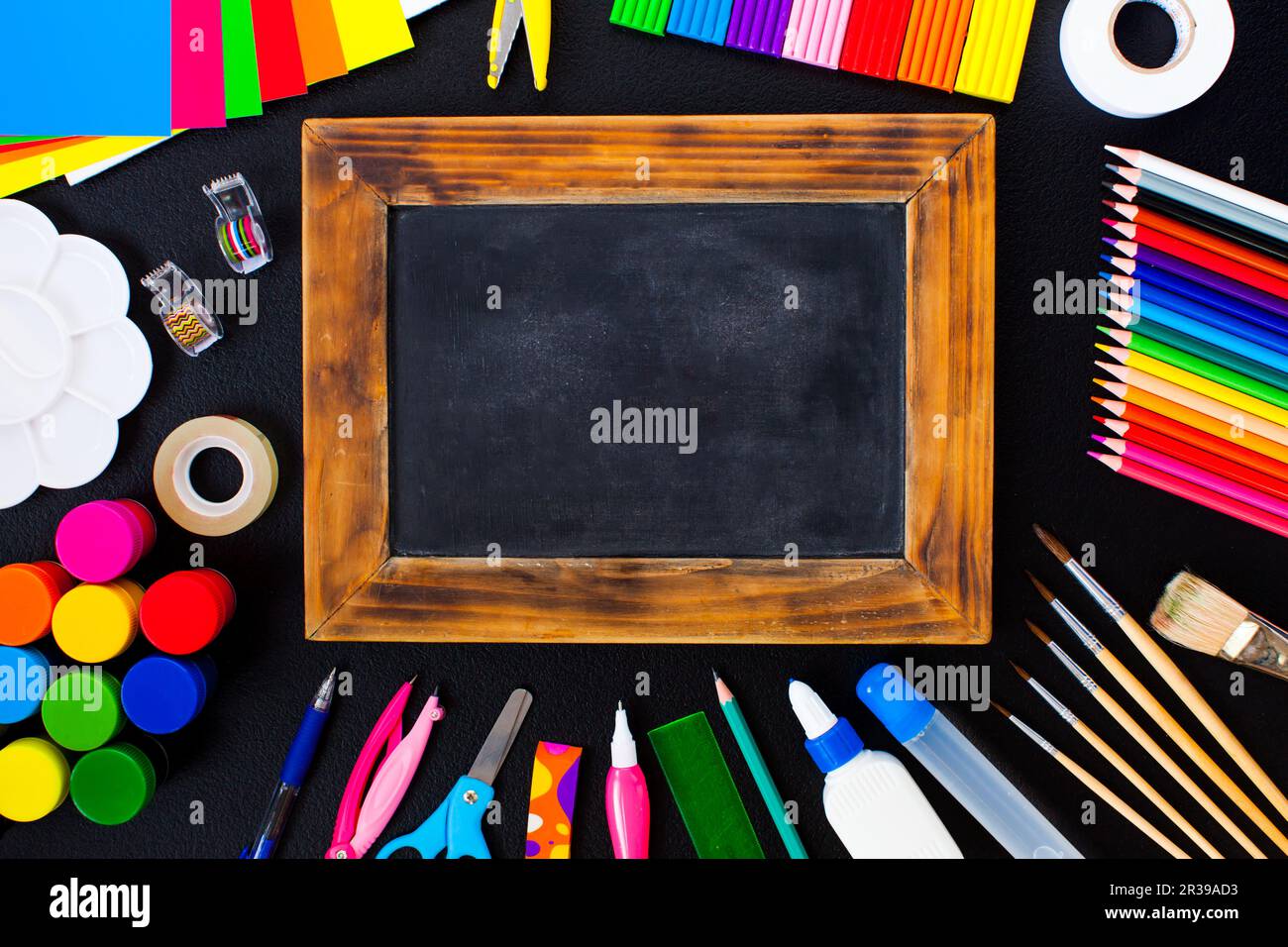 Retrò lavagna in legno tra scuola Cancelleria vista superiore Foto Stock