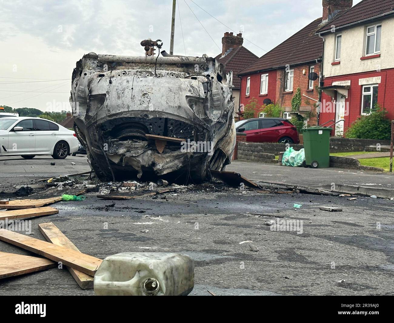 La scena a Ely, Cardiff, in seguito alla rivolta scoppiata dopo la morte di due adolescenti in un incidente. Le tensioni raggiunsero il punto di rottura dopo che gli ufficiali furono chiamati alla collisione, in Snowden Road, Ely, alle 6pm di lunedì circa. Gli ufficiali affrontarono quello che chiamavano "disordine su larga scala”, con almeno due auto torchiate come problemi che coinvolgevano decine di giovani arenati per ore. Data immagine: Martedì 23 maggio 2023. Foto Stock