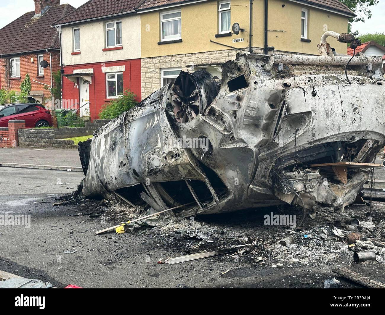 La scena a Ely, Cardiff, in seguito alla rivolta scoppiata dopo la morte di due adolescenti in un incidente. Le tensioni raggiunsero il punto di rottura dopo che gli ufficiali furono chiamati alla collisione, in Snowden Road, Ely, alle 6pm di lunedì circa. Gli ufficiali affrontarono quello che chiamavano "disordine su larga scala”, con almeno due auto torchiate come problemi che coinvolgevano decine di giovani arenati per ore. Data immagine: Martedì 23 maggio 2023. Foto Stock