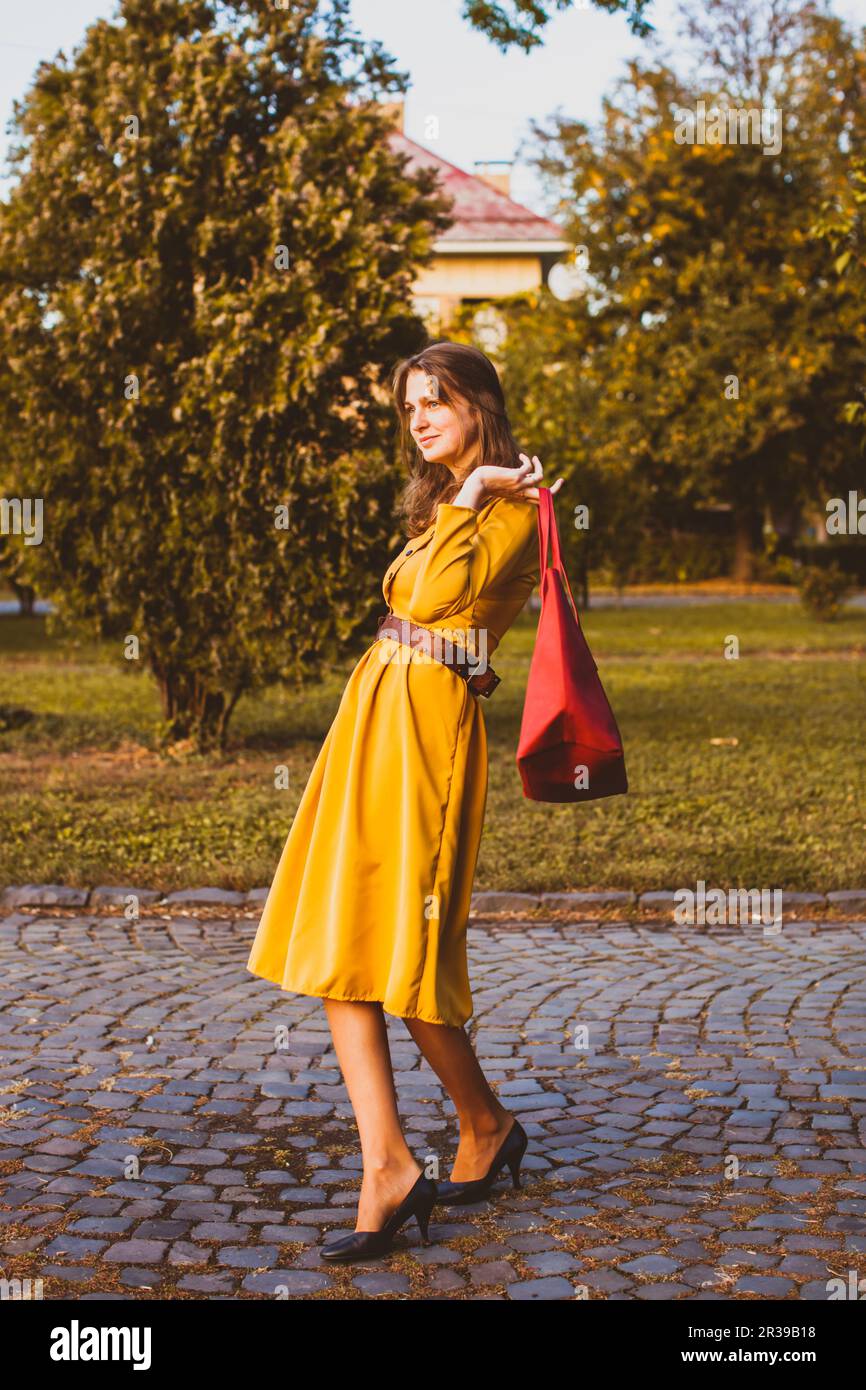 Moda elegante ragazza camminare nel periodo autunnale Foto Stock