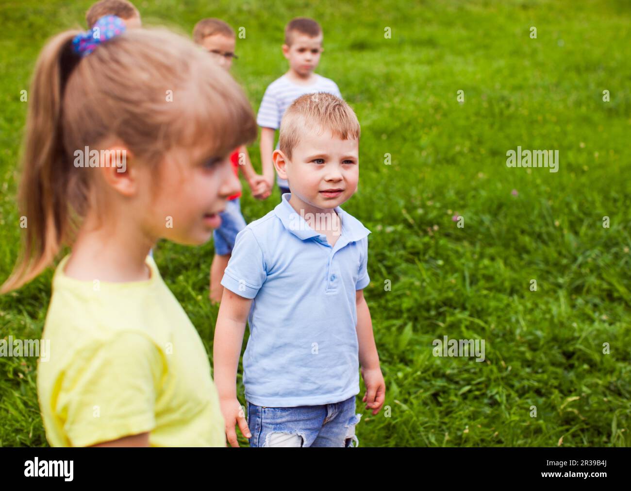 Gioco all'aperto per i bambini in campeggio estivo Foto Stock