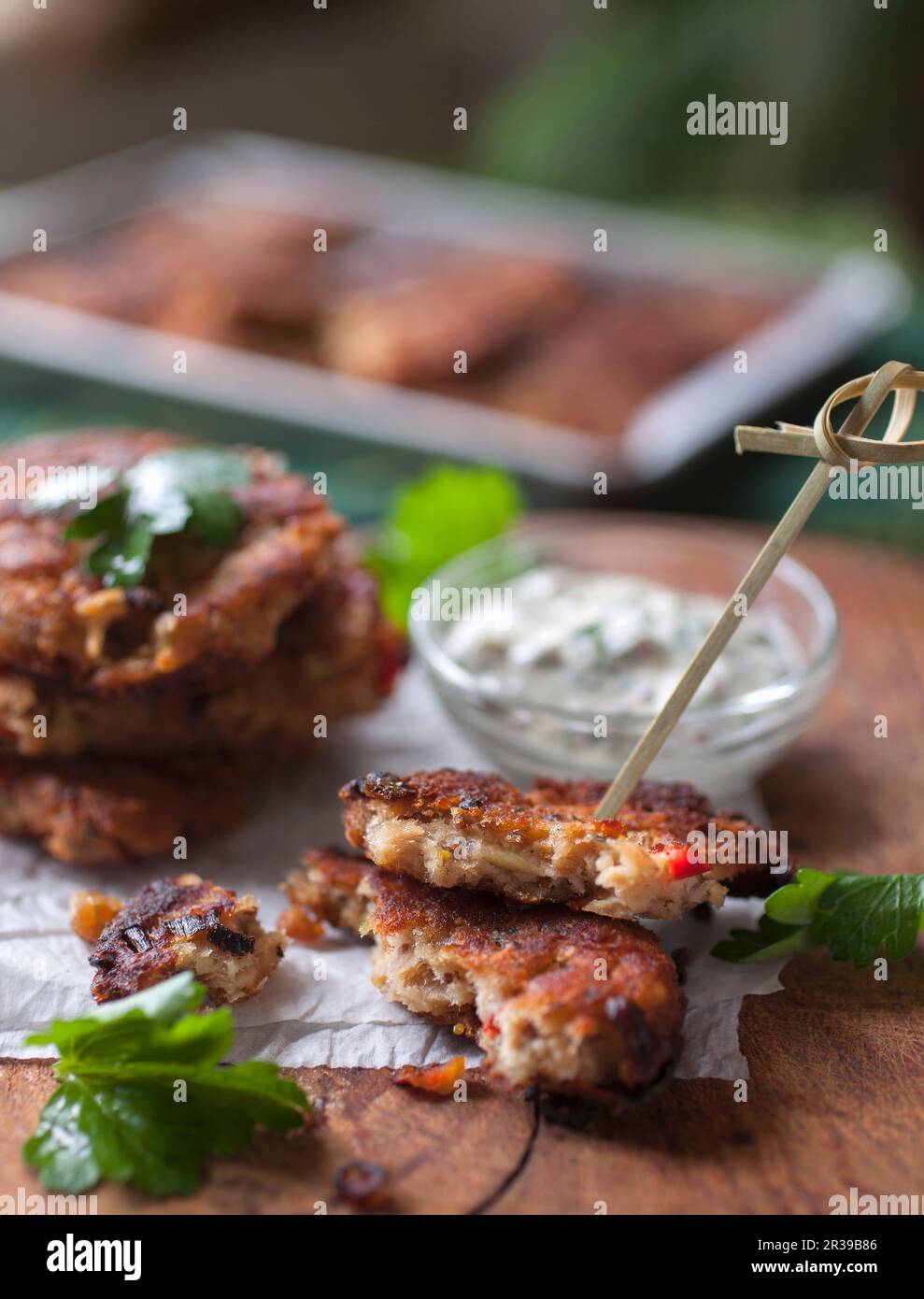 Crocchette di salmone impilate sul tagliere WOD con Dill Mayo Foto Stock