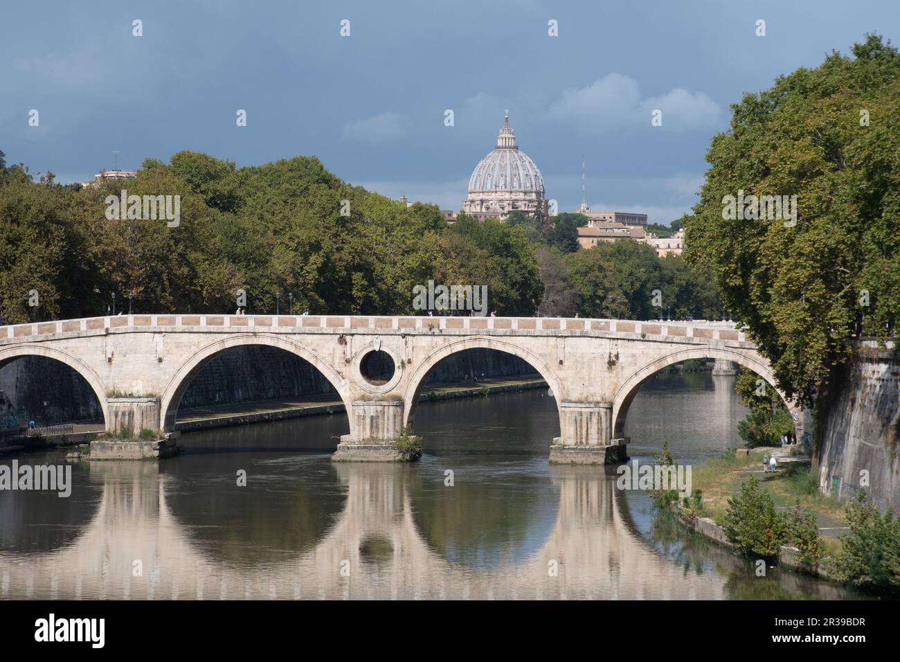 Fiume Tevere e sisto ponte con St Peters dietro Foto Stock