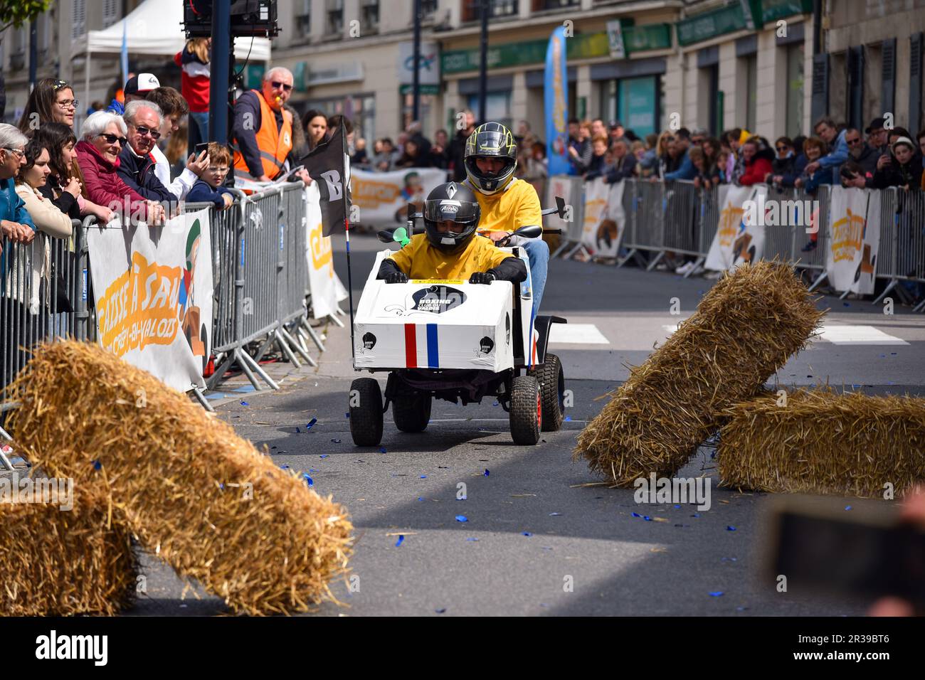 Seconda edizione di una corsa soapbox nel cuore del centro della città di Crépy-en-Valois. Scatola di sapone fatta in casa che precipita lungo il pendio della strada principale. Foto Stock