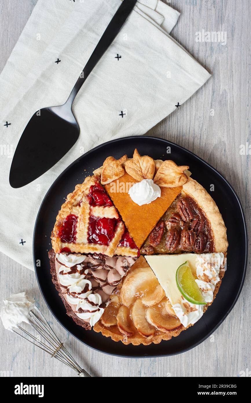 Sei diverse fette di torta su un piatto (vista dall'alto) Foto Stock