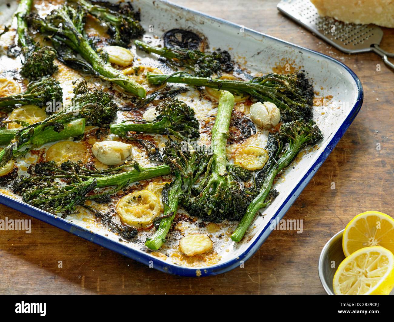 Broccolini arrosto e limone con parmigiano croccante Foto Stock