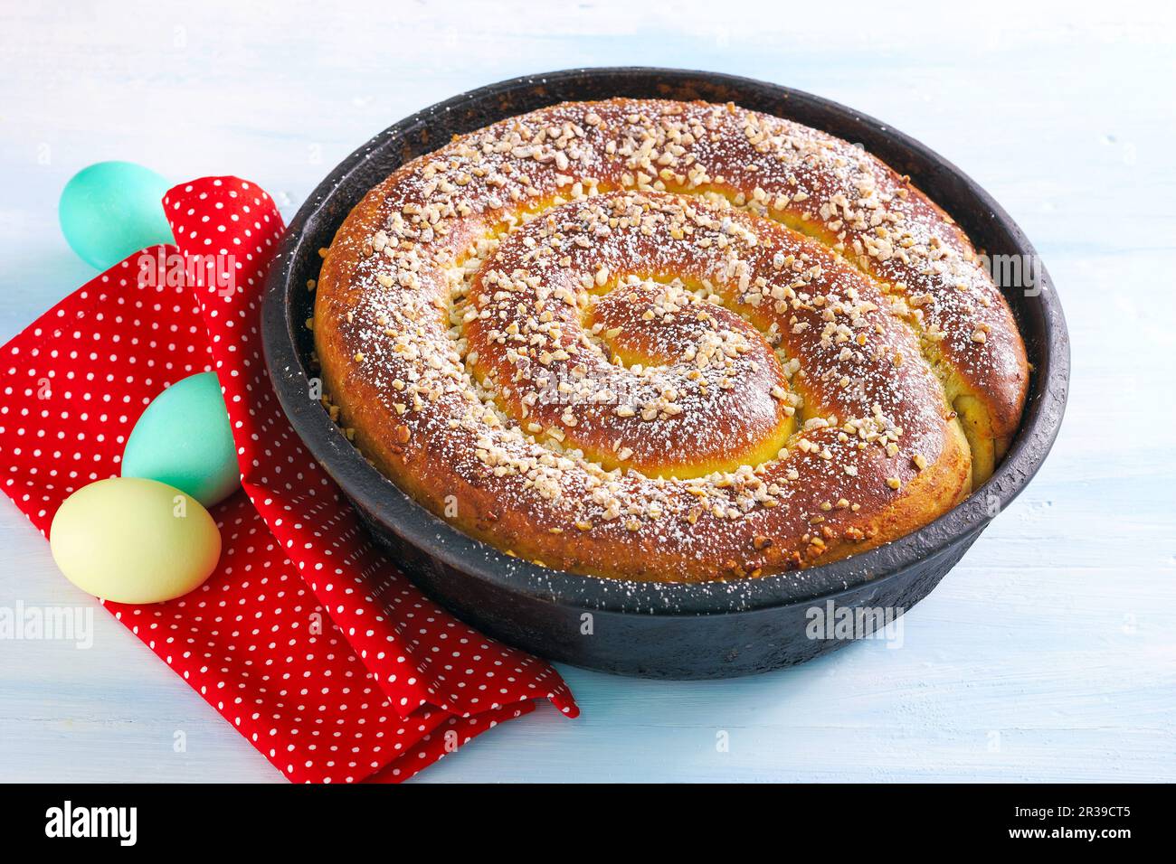 Pane pasquale bavarese ripieno di nocciole, uvetta, zucchero e rum Foto Stock